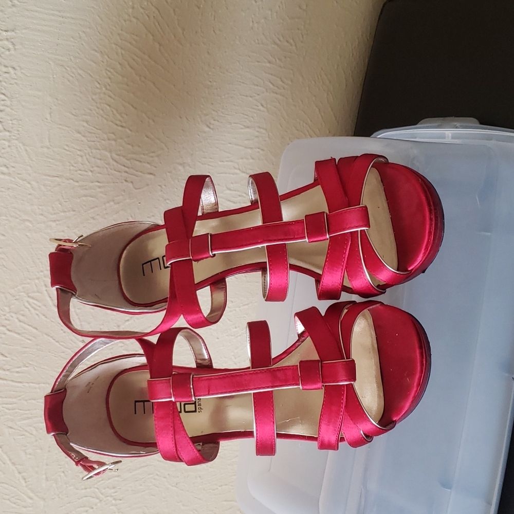 Women's Red Moda Heels